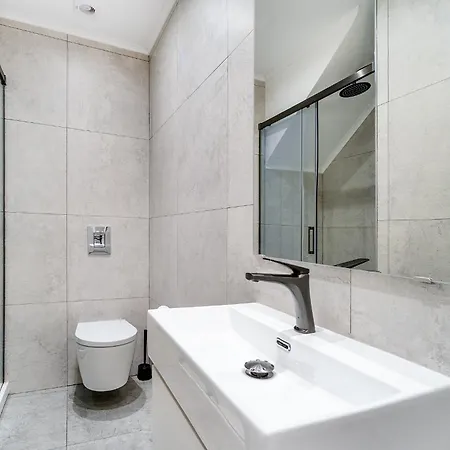 Whome Live From The Famous Street شقة