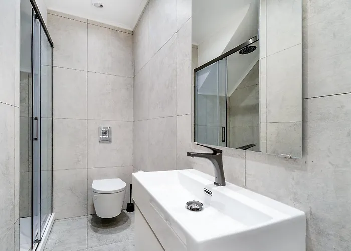 Whome Live From The Famous Street شقة